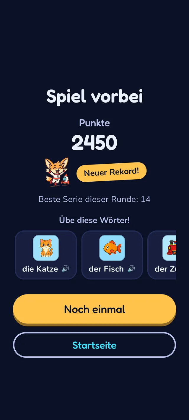 Spielende-Bildschirm mit einer Punktzahl von 2450, Fennek Pip, der neben einem 'Neuer Rekord!'-Abzeichen feiert, und drei Wort-Wiederholungskarten für Katze, Fisch und Zug mit Lautsprecher-Symbolen zum erneuten Anhören der Aussprache.