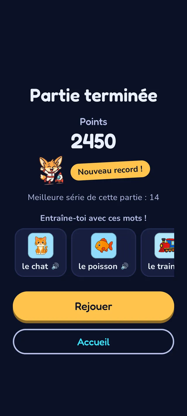 Écran de fin de partie montrant un score de 2450, Pip le renardeau fennec célébrant à côté d'un badge « Nouveau record ! », et trois cartes de révision de mots pour chat, poisson et train avec des icônes haut-parleur pour réécouter leur prononciation.